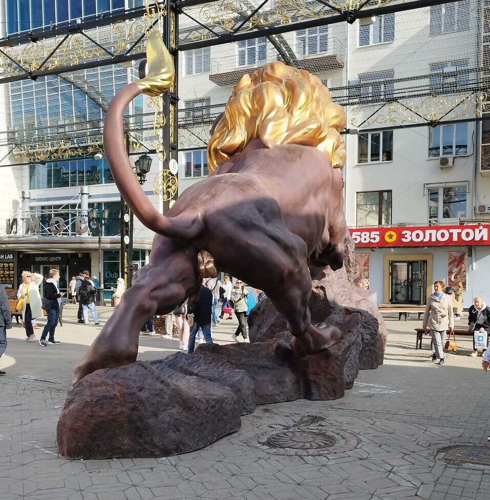 Вандалы разрубили золотого льва Андрея Симановского 2 Вандалы разрубили золотого льва Андрея Симановского 2