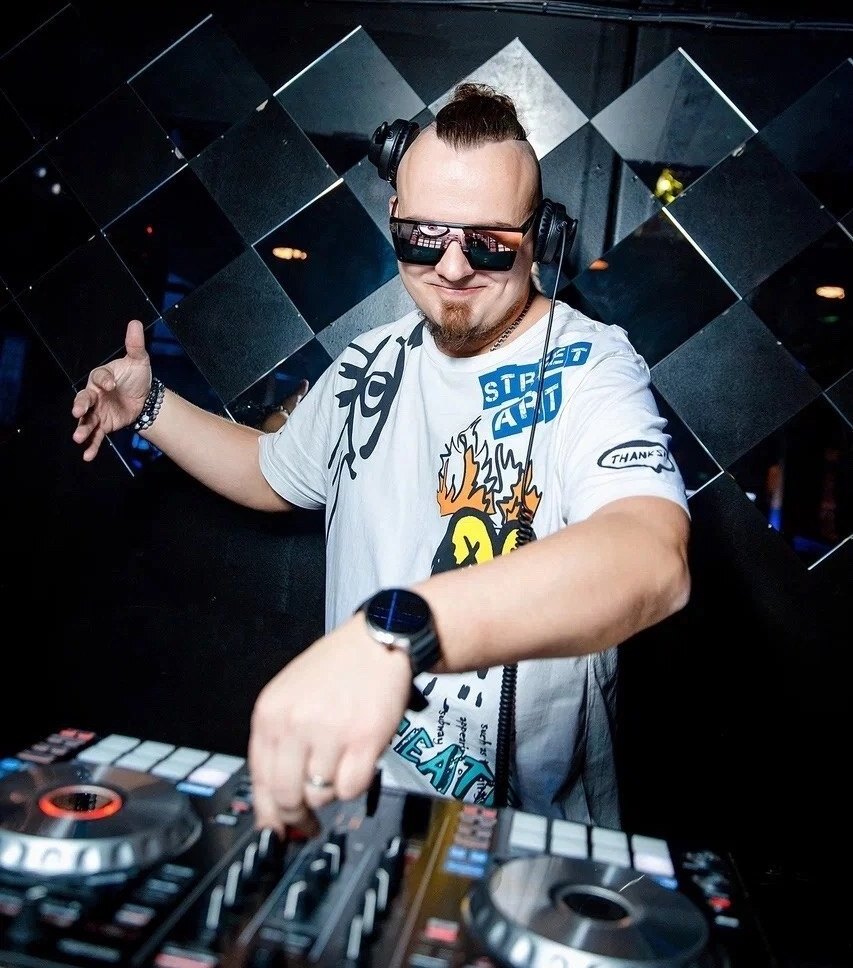 Секрет успеха Виталия Подшивалова: зачем диджею дипломы айтишника и экономиста 3 Секрет успеха Виталия Подшивалова: зачем диджею дипломы айтишника и экономиста 3