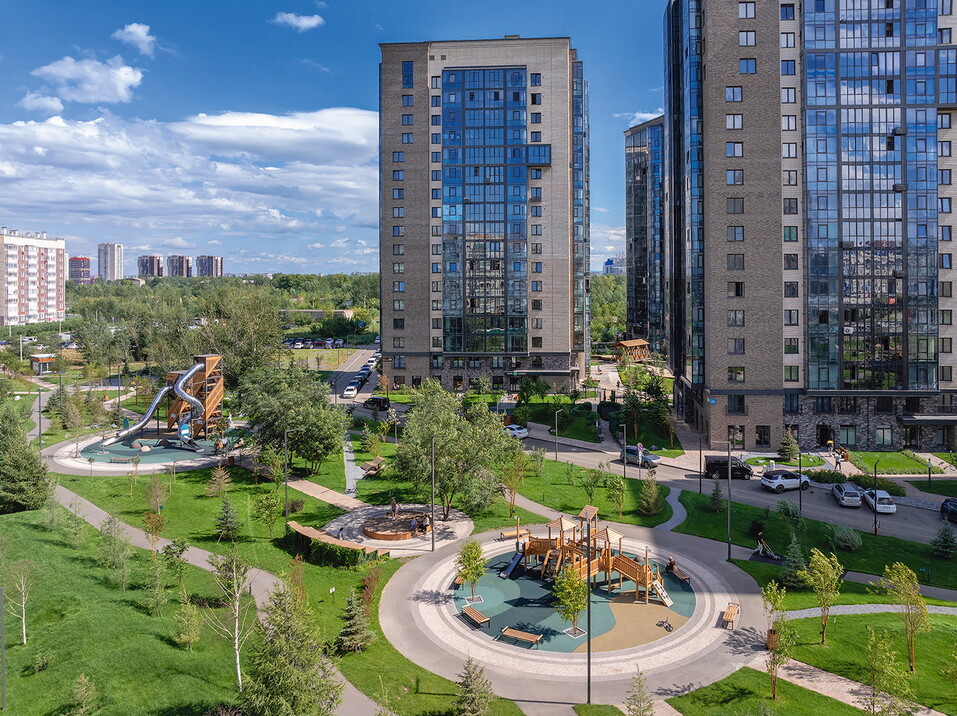 Заявленное общественное пространство в итоге выросло до размеров полноценного сквера Заявленное общественное пространство в итоге выросло до размеров полноценного сквера