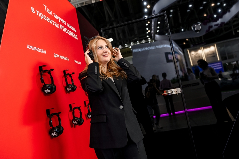 В Екатеринбурге подняли в воздух гигантскую красную утку 1 В Екатеринбурге подняли в воздух гигантскую красную утку 1