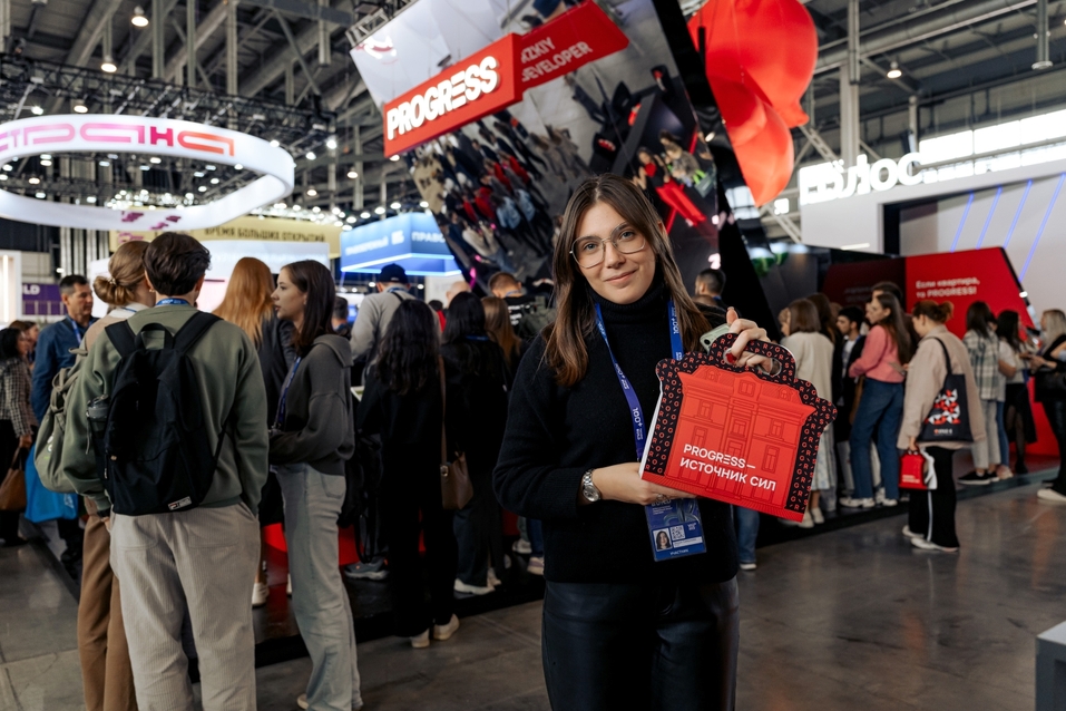 В Екатеринбурге подняли в воздух гигантскую красную утку 2 В Екатеринбурге подняли в воздух гигантскую красную утку 2