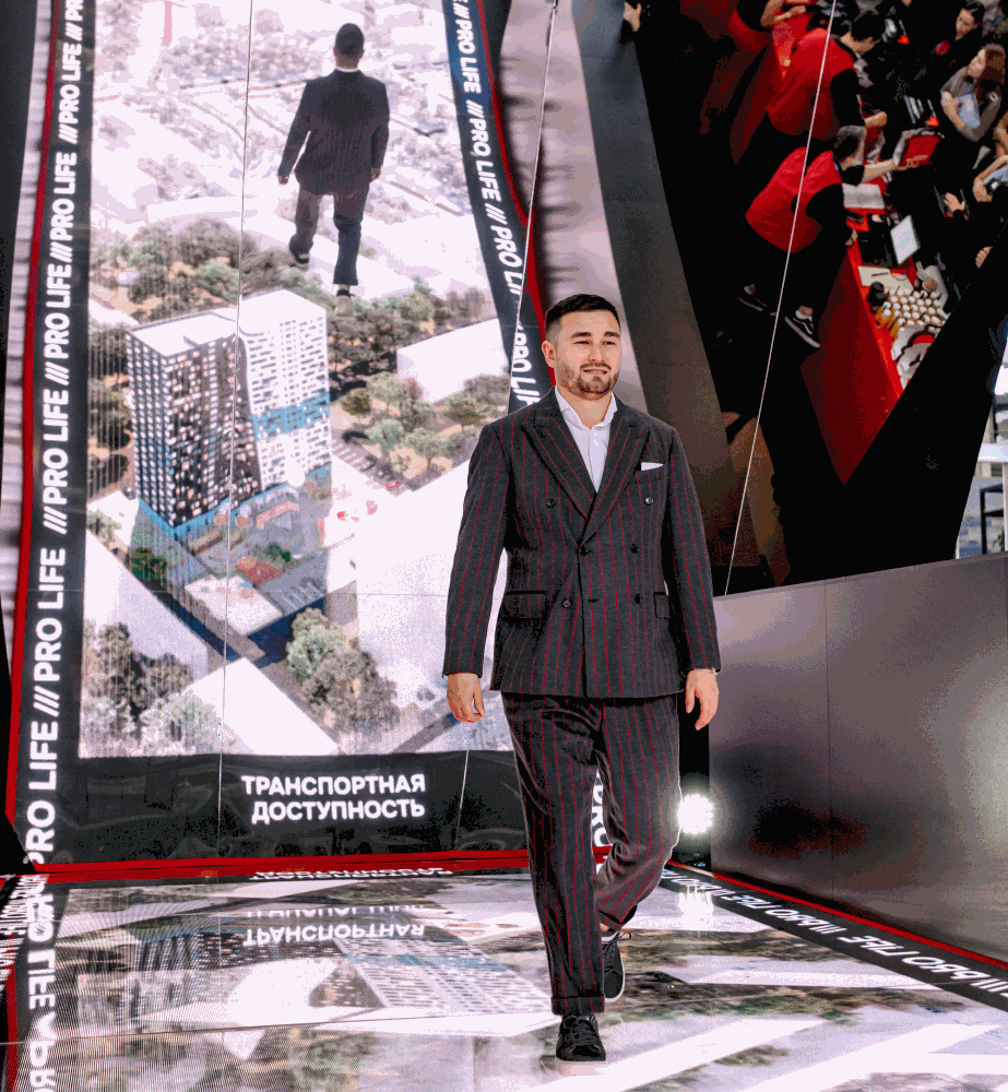 В Екатеринбурге подняли в воздух гигантскую красную утку 3 В Екатеринбурге подняли в воздух гигантскую красную утку 3