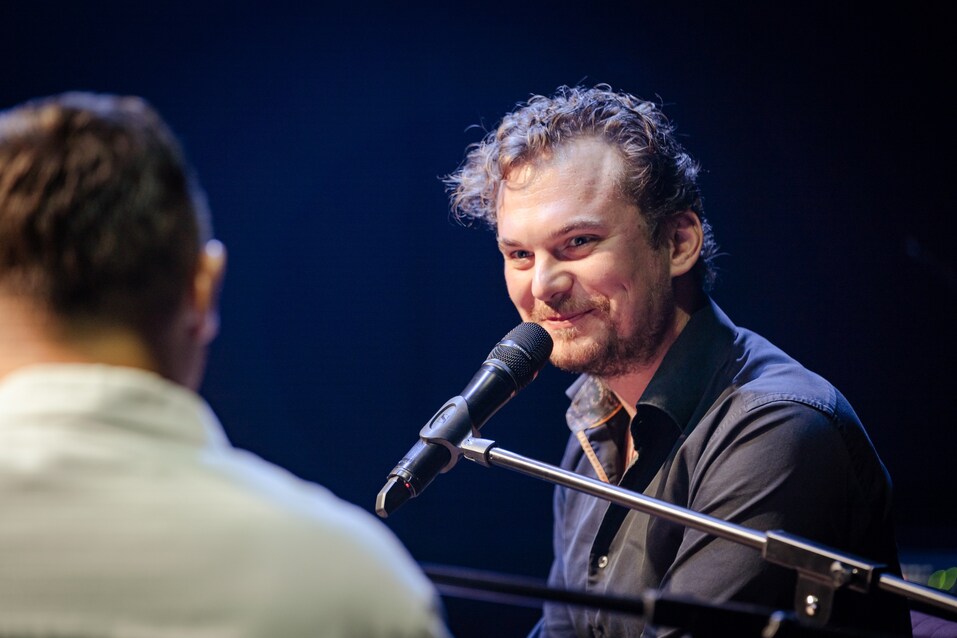 «Музыкальная среда» с Антоном Моцкусом и тайный гость
1 «Музыкальная среда» с Антоном Моцкусом и тайный гость
1