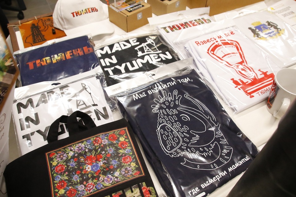 В Тюмени представили сувениры для туристов — с хохоряшками, весами и махровыми розами 1 В Тюмени представили сувениры для туристов — с хохоряшками, весами и махровыми розами 1