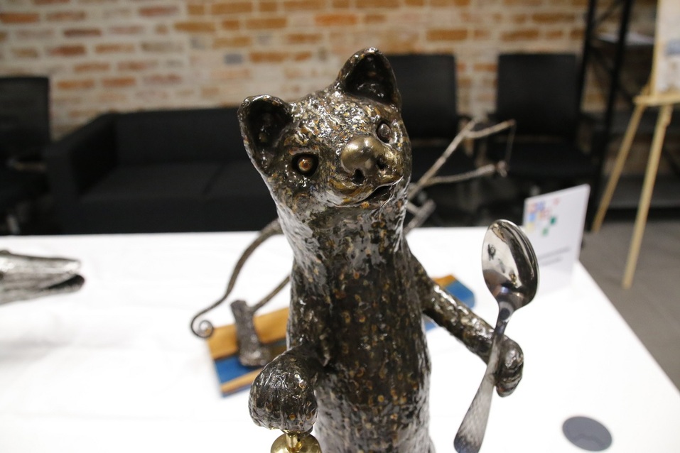 В Тюмени представили сувениры для туристов — с хохоряшками, весами и махровыми розами 6 В Тюмени представили сувениры для туристов — с хохоряшками, весами и махровыми розами 6