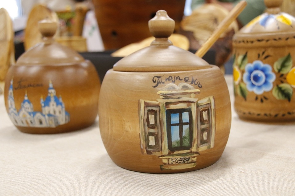 В Тюмени представили сувениры для туристов — с хохоряшками, весами и махровыми розами 9 В Тюмени представили сувениры для туристов — с хохоряшками, весами и махровыми розами 9