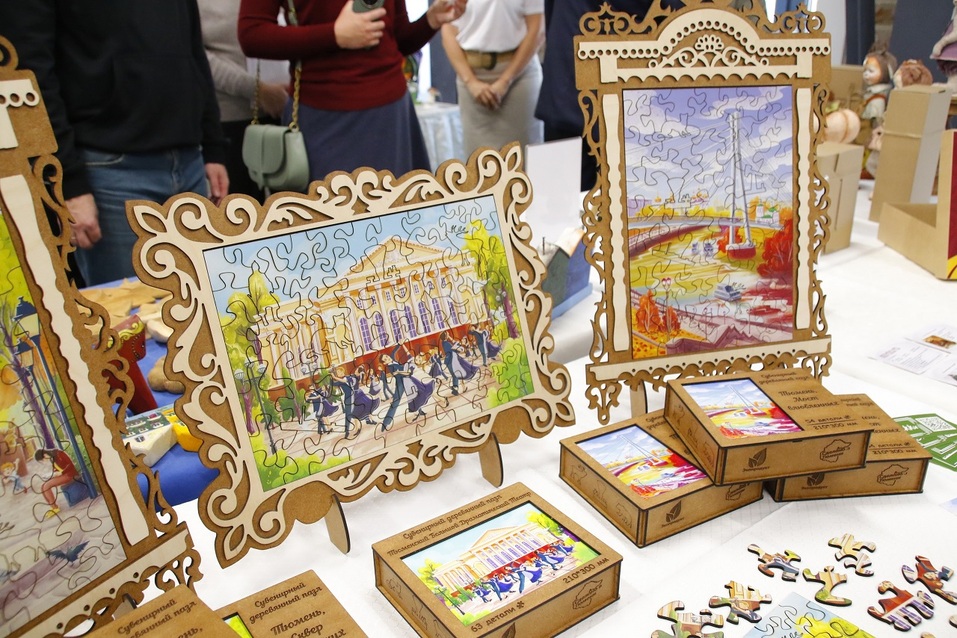 В Тюмени представили сувениры для туристов — с хохоряшками, весами и махровыми розами 11 В Тюмени представили сувениры для туристов — с хохоряшками, весами и махровыми розами 11