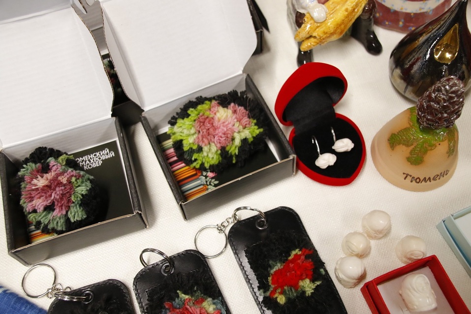 В Тюмени представили сувениры для туристов — с хохоряшками, весами и махровыми розами 4 В Тюмени представили сувениры для туристов — с хохоряшками, весами и махровыми розами 4