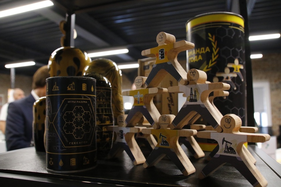 В Тюмени представили сувениры для туристов — с хохоряшками, весами и махровыми розами 12 В Тюмени представили сувениры для туристов — с хохоряшками, весами и махровыми розами 12