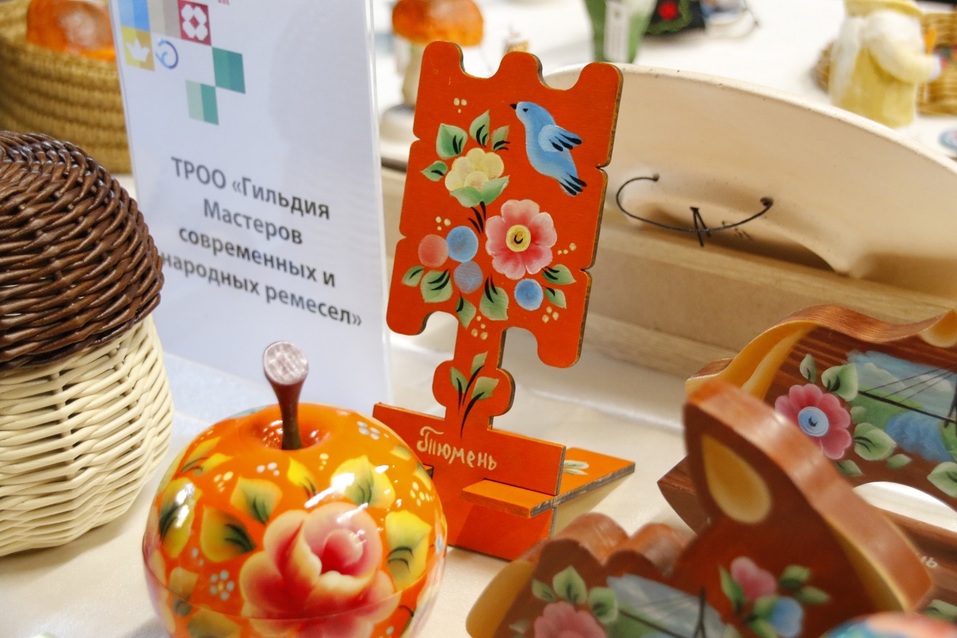 В Тюмени представили сувениры для туристов — с хохоряшками, весами и махровыми розами 10 В Тюмени представили сувениры для туристов — с хохоряшками, весами и махровыми розами 10