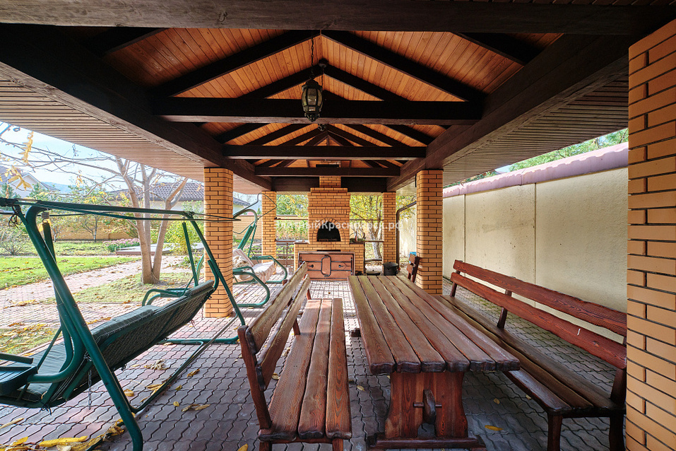 В Красноярске выставили на продажу коттедж Романа Гольдмана 1 В Красноярске выставили на продажу коттедж Романа Гольдмана 1