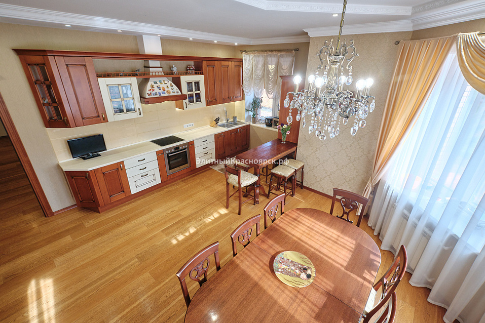 В Красноярске выставили на продажу коттедж Романа Гольдмана 2 В Красноярске выставили на продажу коттедж Романа Гольдмана 2