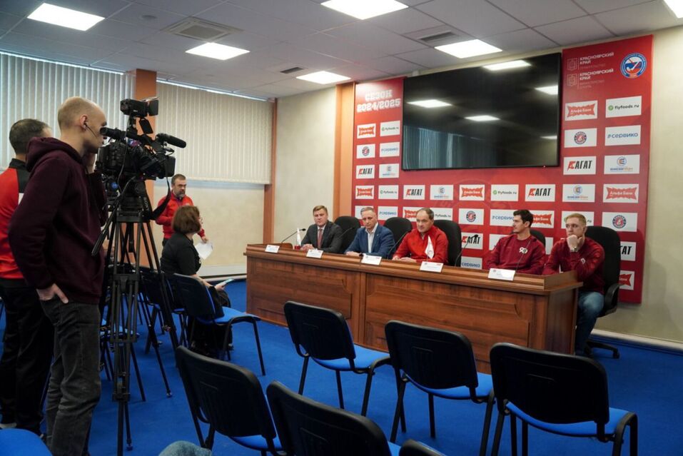 Альфа-Банк стал официальным партнером хоккейного клуба «Енисей»
1 Альфа-Банк стал официальным партнером хоккейного клуба «Енисей»
1