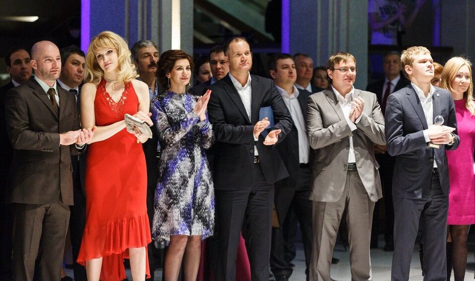 Рэп–батл, бизнесмены в масках и выход в космос: яркие детали премий «Человек года» 1 Рэп–батл, бизнесмены в масках и выход в космос: яркие детали премий «Человек года» 1