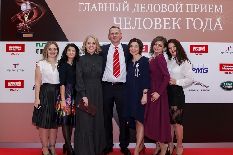 Рэп–батл, бизнесмены в масках и выход в космос: яркие детали премий «Человек года» 3 Рэп–батл, бизнесмены в масках и выход в космос: яркие детали премий «Человек года» 3