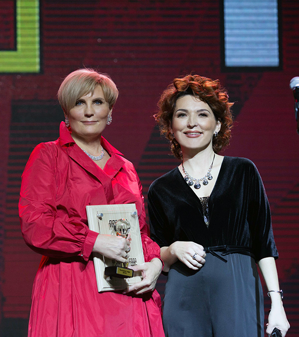 Рэп–батл, бизнесмены в масках и выход в космос: яркие детали премий «Человек года» 5 Рэп–батл, бизнесмены в масках и выход в космос: яркие детали премий «Человек года» 5