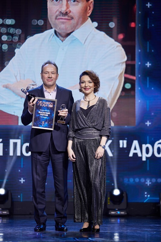 Рэп–батл, бизнесмены в масках и выход в космос: яркие детали премий «Человек года» 8 Рэп–батл, бизнесмены в масках и выход в космос: яркие детали премий «Человек года» 8