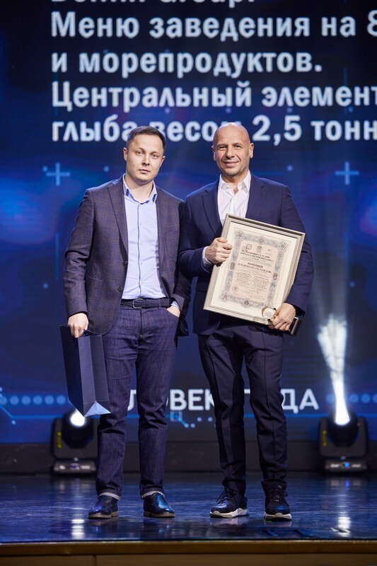 Рэп–батл, бизнесмены в масках и выход в космос: яркие детали премий «Человек года» 7 Рэп–батл, бизнесмены в масках и выход в космос: яркие детали премий «Человек года» 7