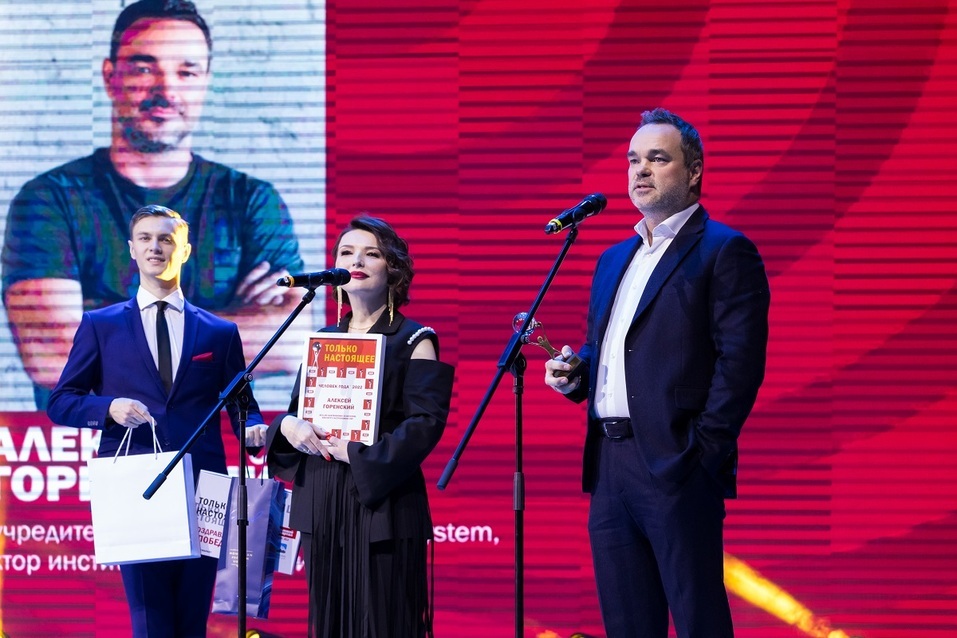 Рэп–батл, бизнесмены в масках и выход в космос: яркие детали премий «Человек года» 9 Рэп–батл, бизнесмены в масках и выход в космос: яркие детали премий «Человек года» 9