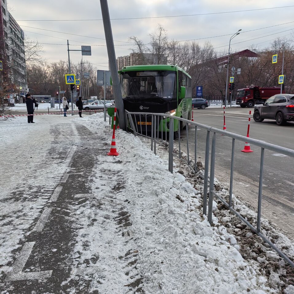 В Тюмени маршрутка попала в ДТП: пострадали 10 женщин, возбуждено уголовное дело 1 В Тюмени маршрутка попала в ДТП: пострадали 10 женщин, возбуждено уголовное дело 1