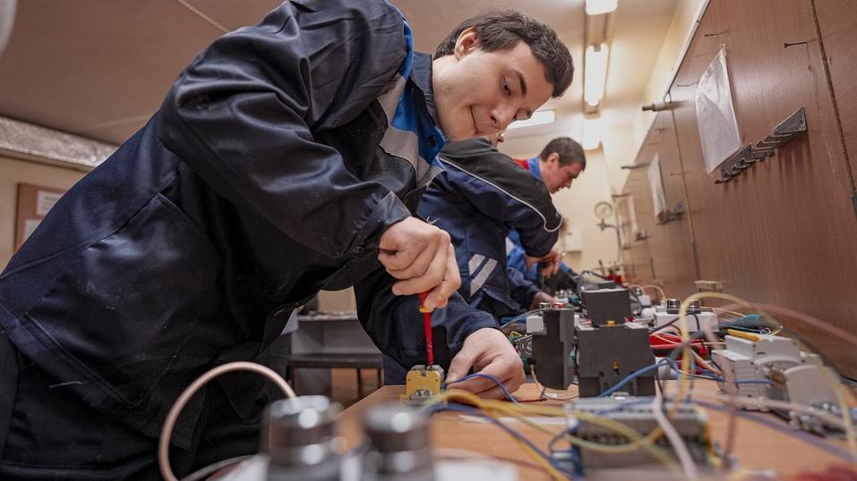 Электромонтеры «Теплоэнерго» взяли призовые места на областном конкурсе профмастерства 1 Электромонтеры «Теплоэнерго» взяли призовые места на областном конкурсе профмастерства 1
