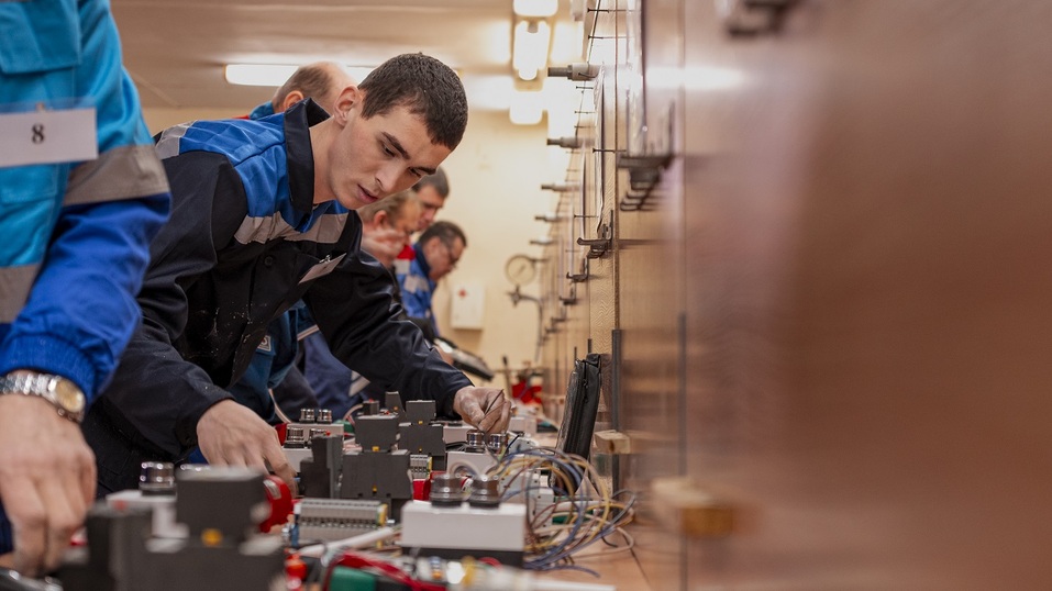 Электромонтеры «Теплоэнерго» взяли призовые места на областном конкурсе профмастерства 2 Электромонтеры «Теплоэнерго» взяли призовые места на областном конкурсе профмастерства 2