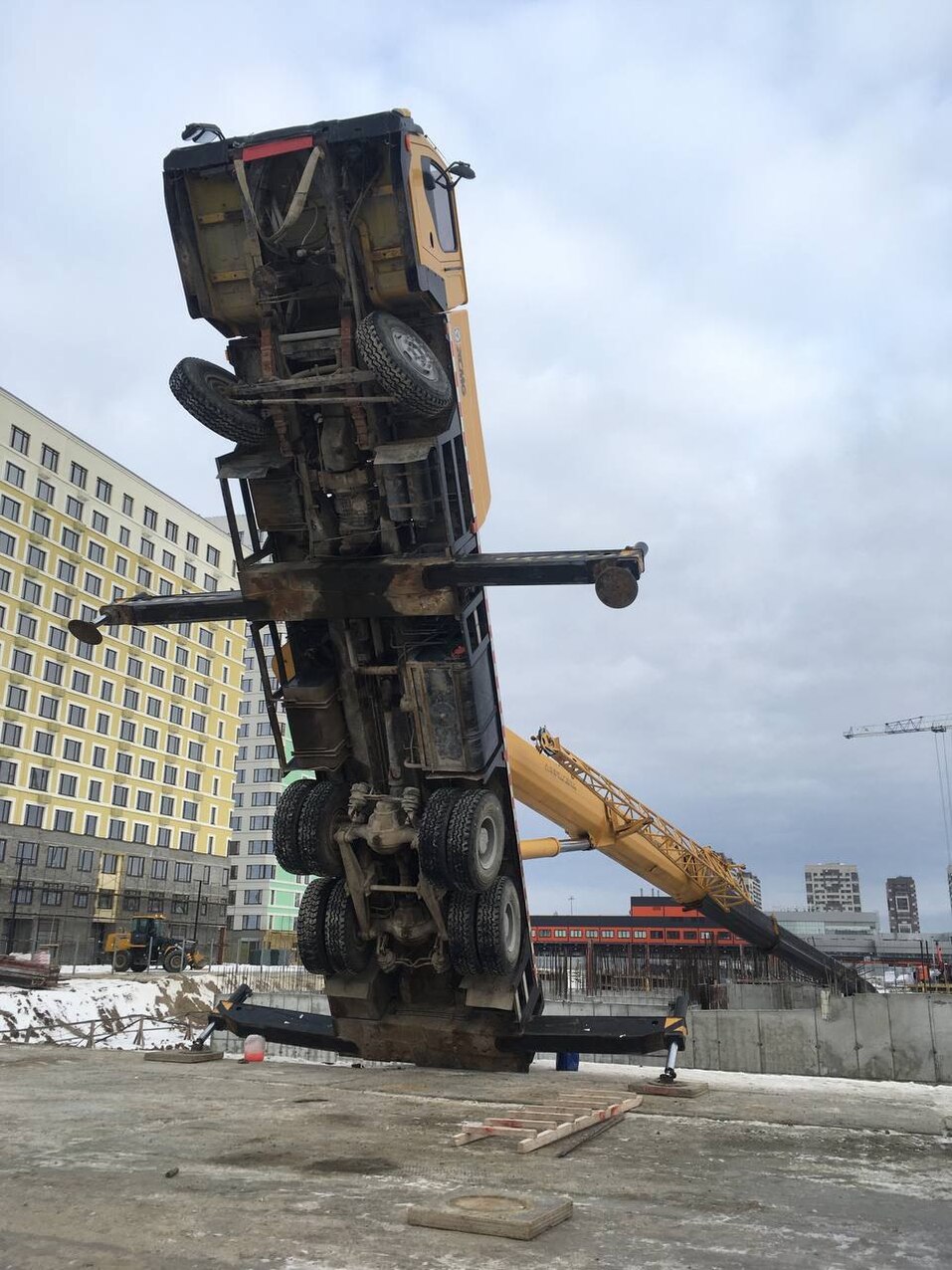 На стройплощадке тюменского ЖК рухнул кран. Прокуратура начала проверку 1 На стройплощадке тюменского ЖК рухнул кран. Прокуратура начала проверку 1