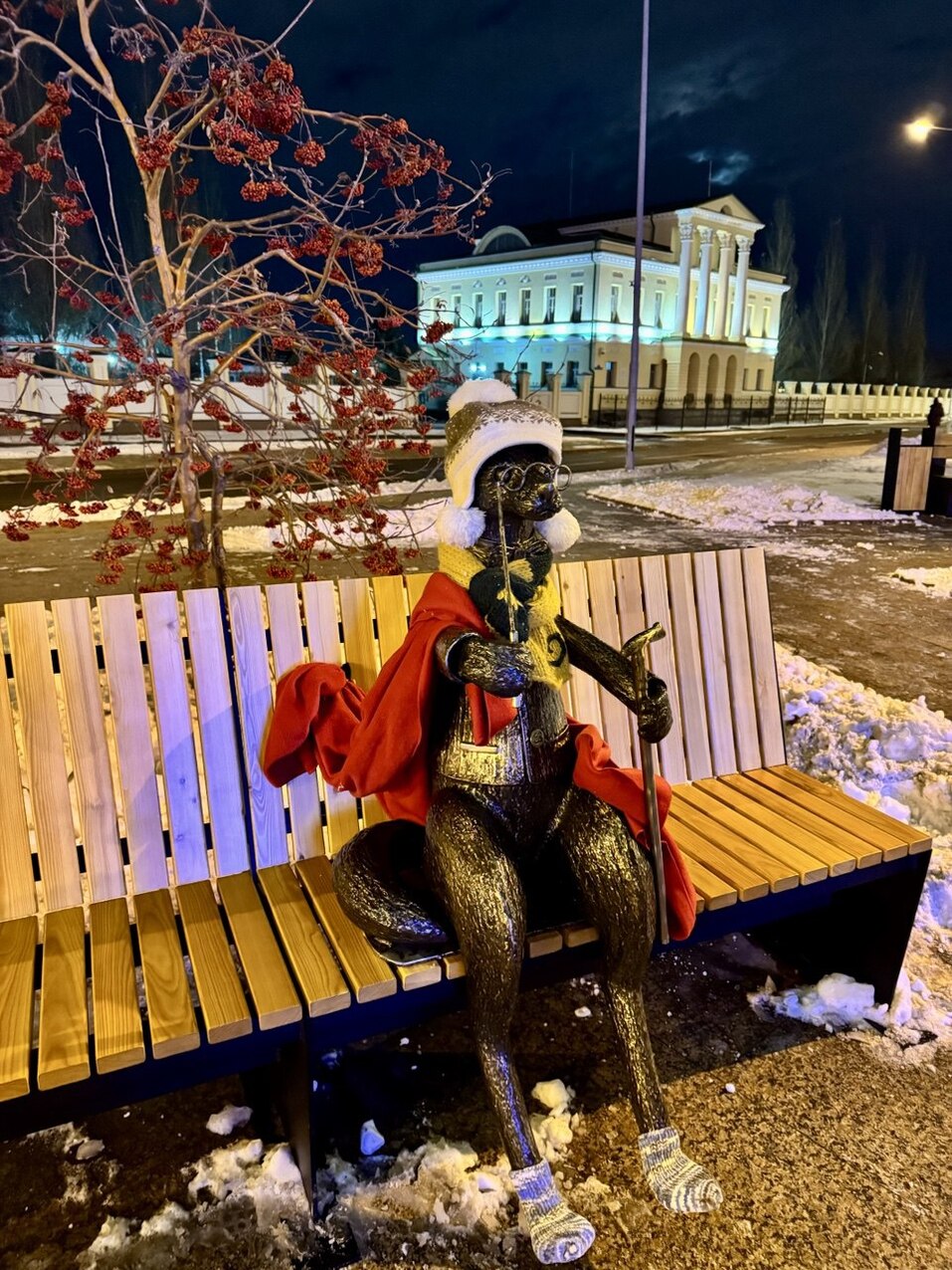 В центре Тюмени на лавку усадили соболя. Горожане укутали его шарфом 1 В центре Тюмени на лавку усадили соболя. Горожане укутали его шарфом 1
