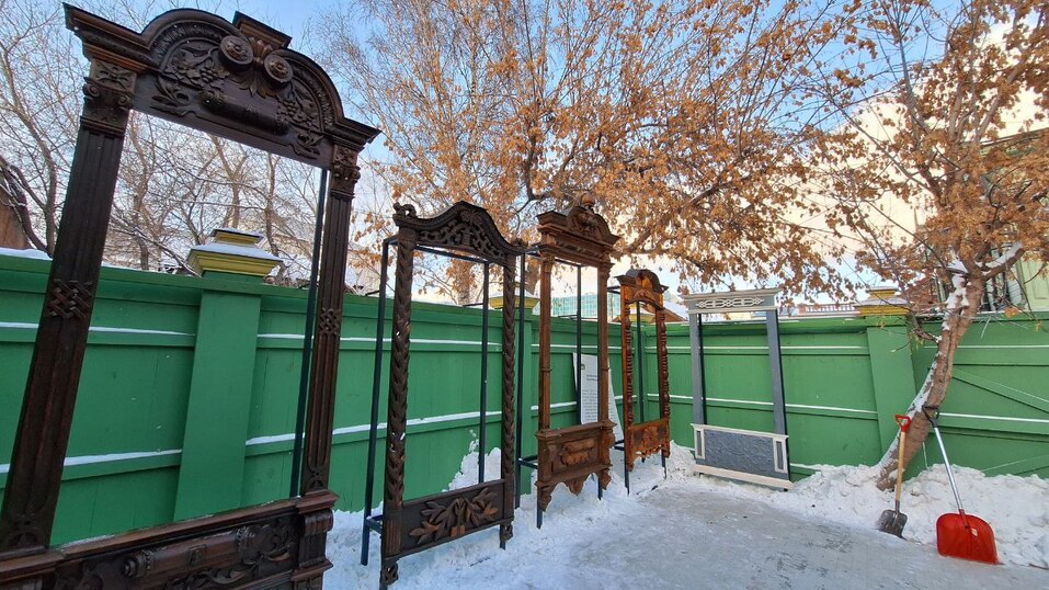 На тюменской пешеходной улице появился музей деревянных наличников 1 На тюменской пешеходной улице появился музей деревянных наличников 1
