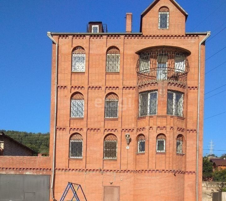 На Базаихе продается дом, который похож на отель
1 На Базаихе продается дом, который похож на отель
1