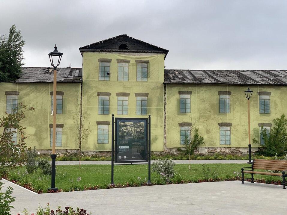 Старинный торговый дом на Базарной площади в Тобольске выставили на аукцион 3 Старинный торговый дом на Базарной площади в Тобольске выставили на аукцион 3