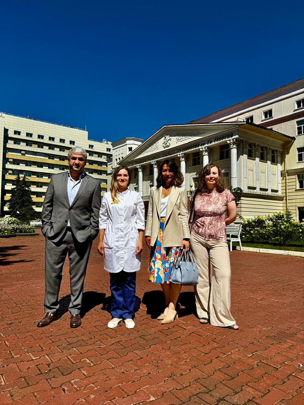 Индийский врач, узнав о чудо-аппарате из Екатеринбурга, немедленно прилетел в Россию 3 Индийский врач, узнав о чудо-аппарате из Екатеринбурга, немедленно прилетел в Россию 3