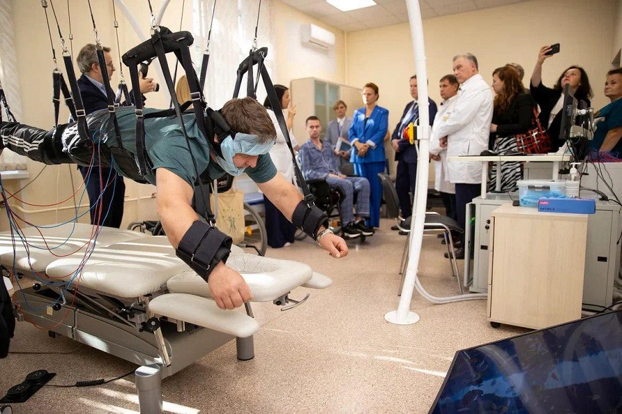 Индийский врач, узнав о чудо-аппарате из Екатеринбурга, немедленно прилетел в Россию 2 Индийский врач, узнав о чудо-аппарате из Екатеринбурга, немедленно прилетел в Россию 2