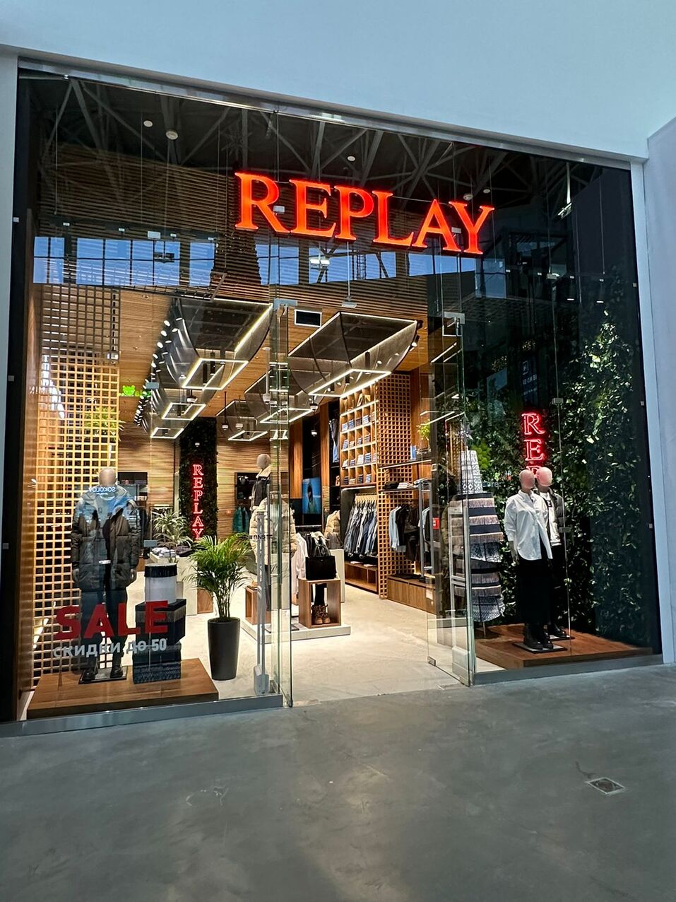 В Красноярске открылся первый магазин бренда Replay 1 В Красноярске открылся первый магазин бренда Replay 1