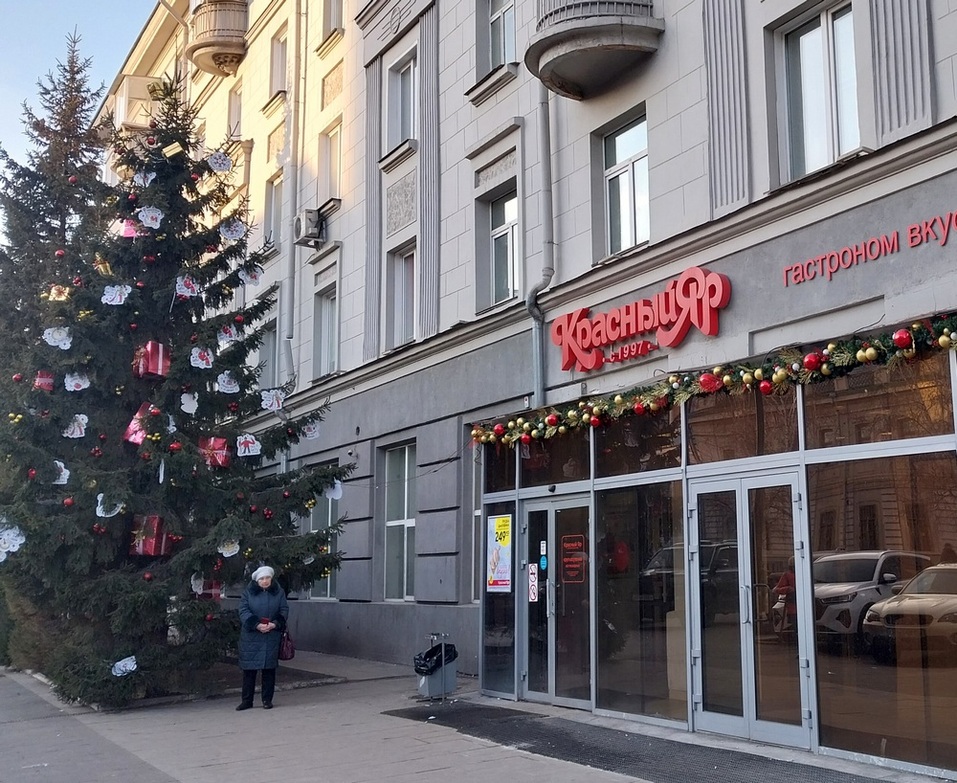 Новогодний Красноярск: зачем бизнес тратится на модные гигантские банты и елки?
3 Новогодний Красноярск: зачем бизнес тратится на модные гигантские банты и елки?
3