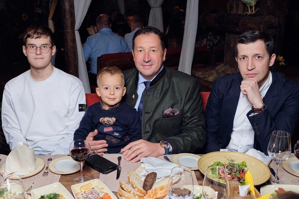 Валерий Малышев: «Где колхоз, там голод. Поэтому в моем бизнесе везде один акционер — я»
1 Валерий Малышев: «Где колхоз, там голод. Поэтому в моем бизнесе везде один акционер — я»
1