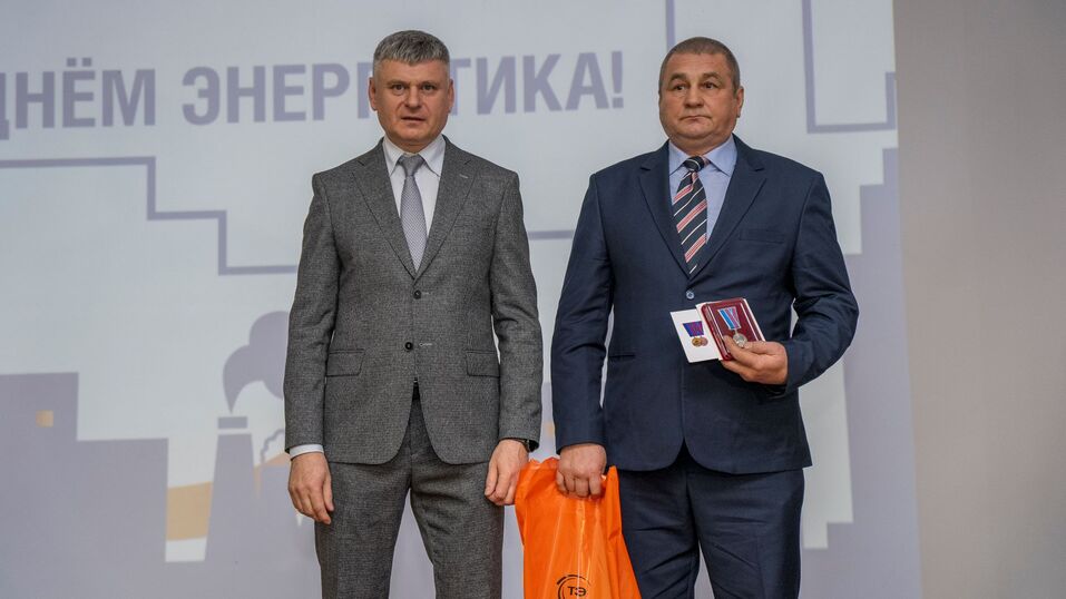 Более 120 сотрудников АО "Теплоэнерго" получили награды в честь Дня энергетика
2 Более 120 сотрудников АО "Теплоэнерго" получили награды в честь Дня энергетика
2