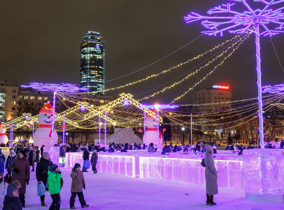 В Историческом сквере Екатеринбурга открыли ледовый городок с горками и аттракционами 2 В Историческом сквере Екатеринбурга открыли ледовый городок с горками и аттракционами 2