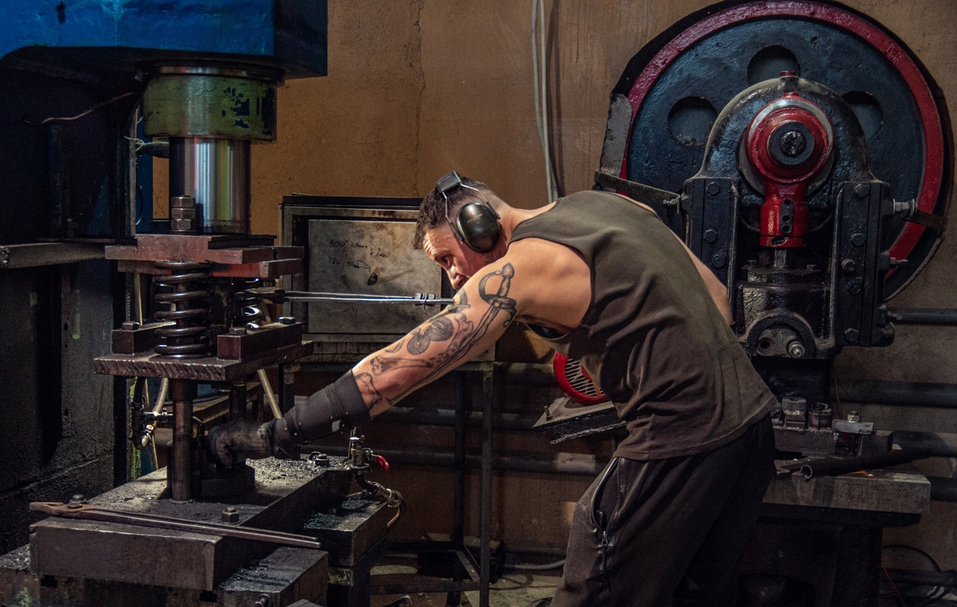 «Мы хотим вырасти из гаражной мастерской в серьезное предприятие по производству топоров» 4 «Мы хотим вырасти из гаражной мастерской в серьезное предприятие по производству топоров» 4