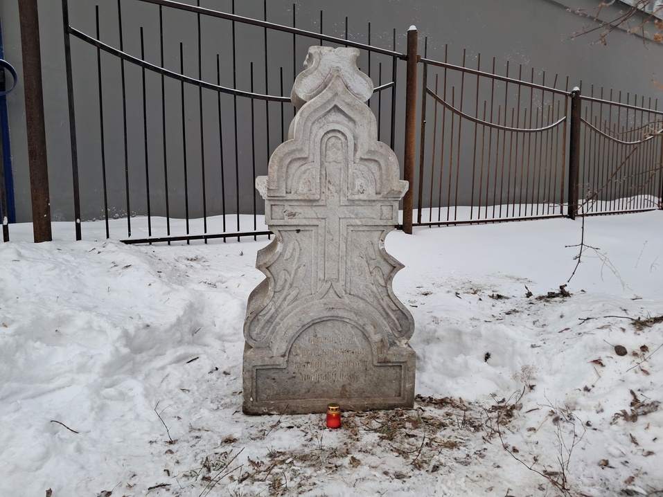 На Текутьевское кладбище вернули старинное надгробие, найденное в тюменском гараже 1 На Текутьевское кладбище вернули старинное надгробие, найденное в тюменском гараже 1