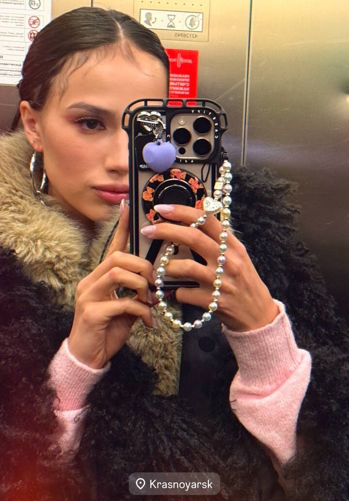 В Красноярск прилетела олимпийская чемпионка по фигурному катанию Алина Загитова
1 В Красноярск прилетела олимпийская чемпионка по фигурному катанию Алина Загитова
1