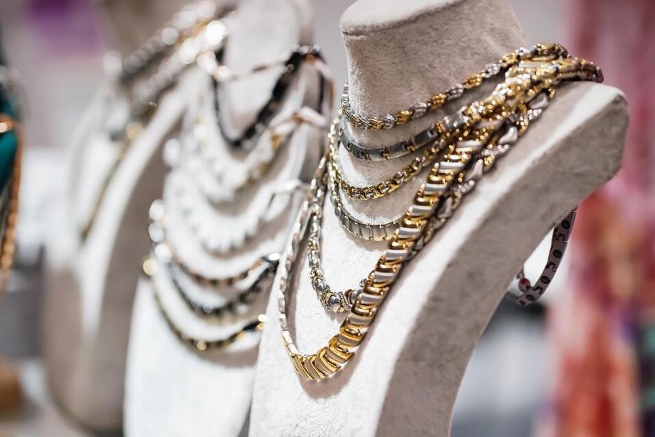 Главный приз: серьги с 12 бриллиантами. Может выиграть каждый посетитель Ювелирной Сибири! 1 Главный приз: серьги с 12 бриллиантами. Может выиграть каждый посетитель Ювелирной Сибири! 1