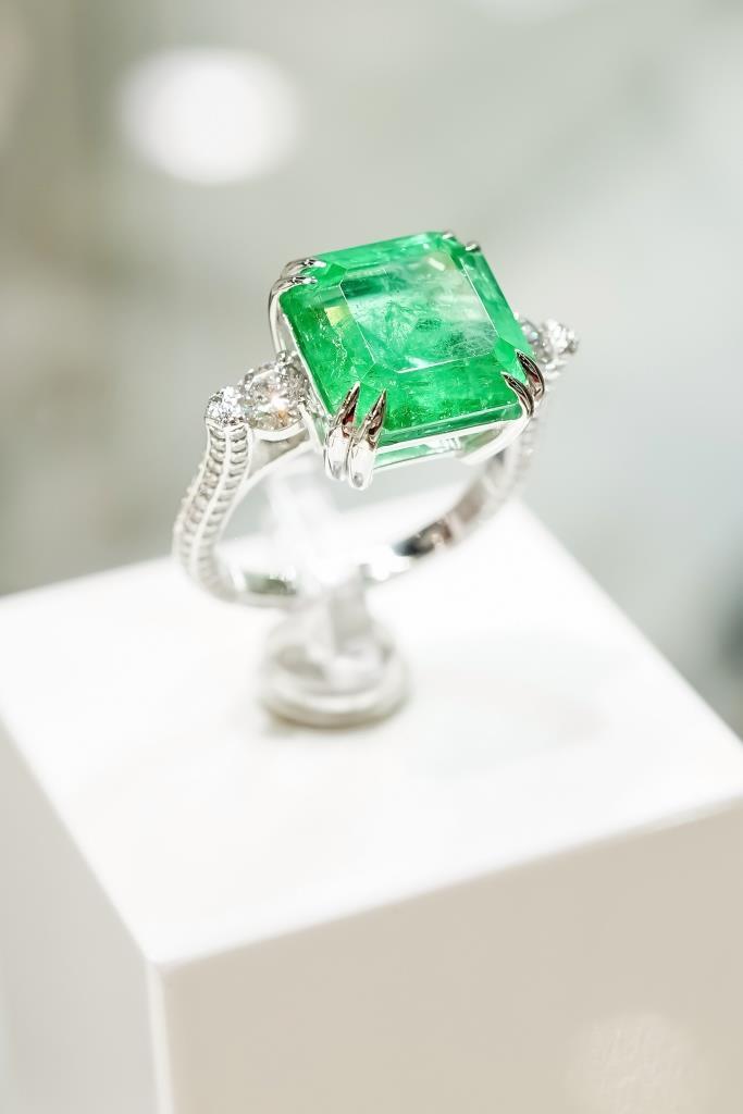 Главный приз: серьги с 12 бриллиантами. Может выиграть каждый посетитель Ювелирной Сибири! 2 Главный приз: серьги с 12 бриллиантами. Может выиграть каждый посетитель Ювелирной Сибири! 2