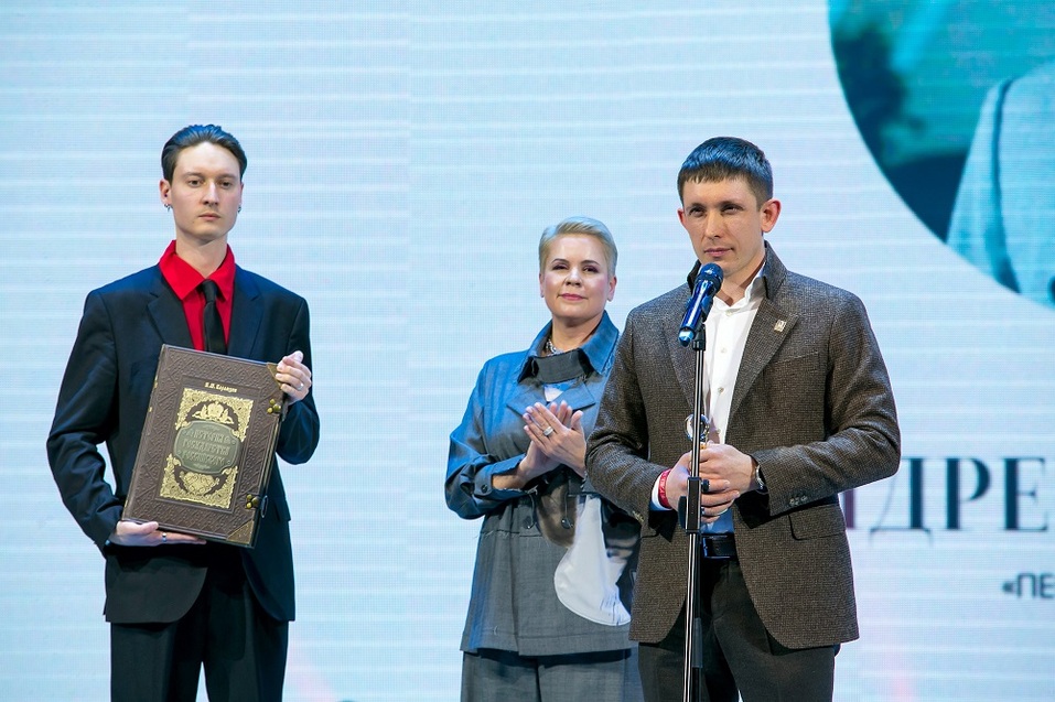 Вручение Андрею Перфилову награды в номинации "Доброе дело бизнеса" Вручение Андрею Перфилову награды в номинации "Доброе дело бизнеса"