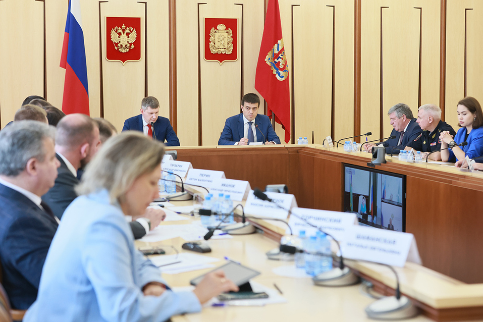 Совещание по развитию лесной отрасли Красноярского края с участием Максима Решетникова (Фото: пресс-служба правительства Красноярского края, автор фото Александр Черных) Совещание по развитию лесной отрасли Красноярского края с участием Максима Решетникова (Фото: пресс-служба правительства Красноярского края, автор фото Александр Черных)