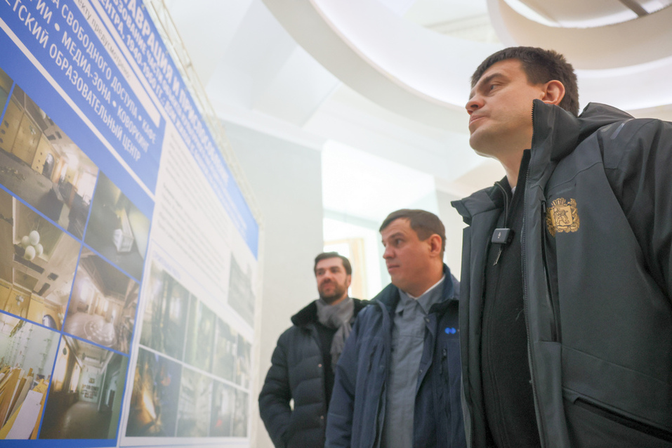 Михаил Котюков изучает план проект "Башни" Михаил Котюков изучает план проект "Башни"