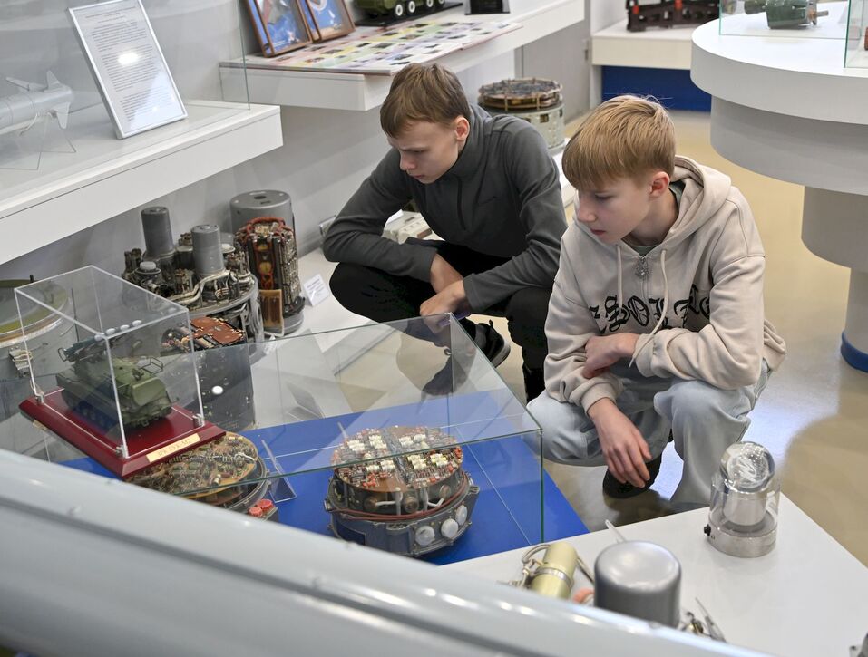 На работу к родителям. АПЗ в школьные каникулы посетили учащиеся школы №14 1 На работу к родителям. АПЗ в школьные каникулы посетили учащиеся школы №14 1