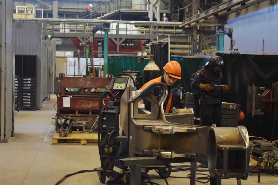 Михаил Ходоровский и Виктор Леш показали Денису Паслеру место сборки «белых кречетов» 1 Михаил Ходоровский и Виктор Леш показали Денису Паслеру место сборки «белых кречетов» 1