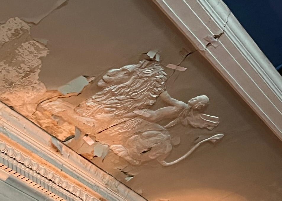 «Красивейший зал закрыт: потолок может обвалиться». Что будет с усадьбой Харитоновых? 1 «Красивейший зал закрыт: потолок может обвалиться». Что будет с усадьбой Харитоновых? 1