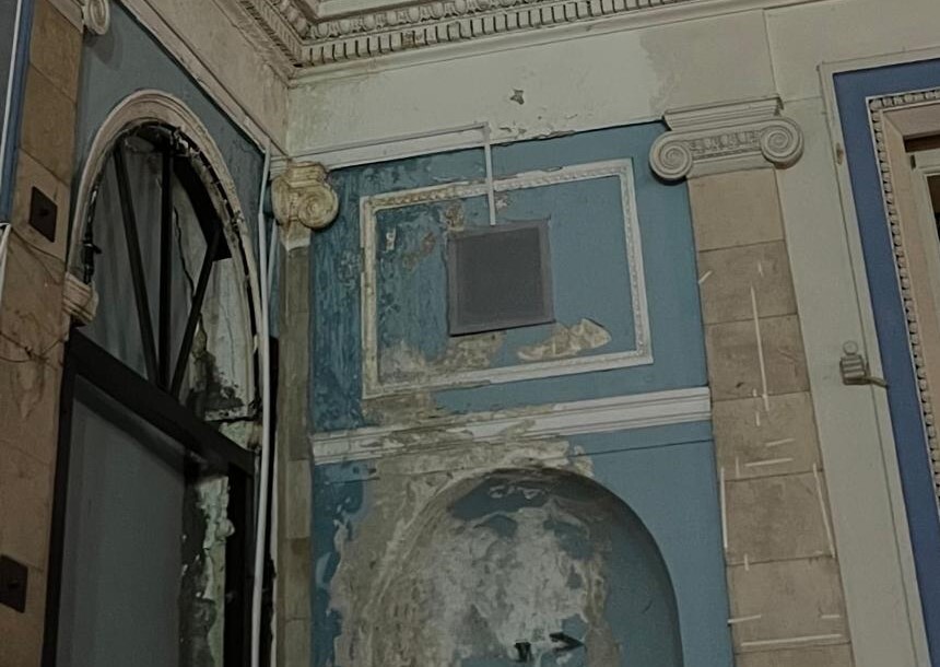 «Красивейший зал закрыт: потолок может обвалиться». Что будет с усадьбой Харитоновых? 3 «Красивейший зал закрыт: потолок может обвалиться». Что будет с усадьбой Харитоновых? 3